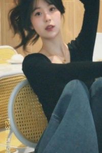 Ánh Nhìn Không Giấu Nổi