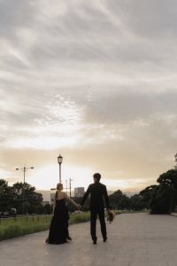 CHỜ ĐỢI GIÔNG BÃO ĐỂ NÓI LỜI TẠM BIỆT