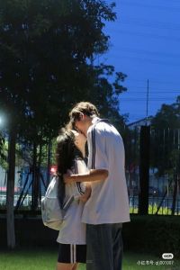 Nam Thần Lạnh Lùng Viết Weibo Tỏ Tình Với Tôi