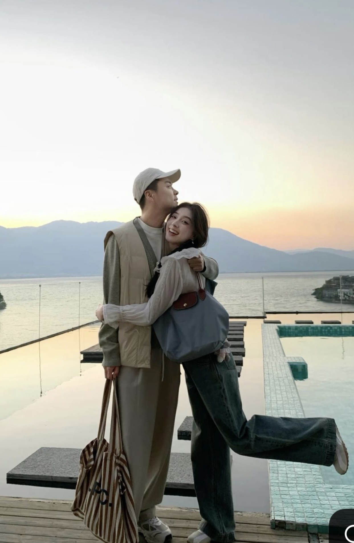 Bìa truyện BÍ MẬT 10 NĂM HÉ LỘ