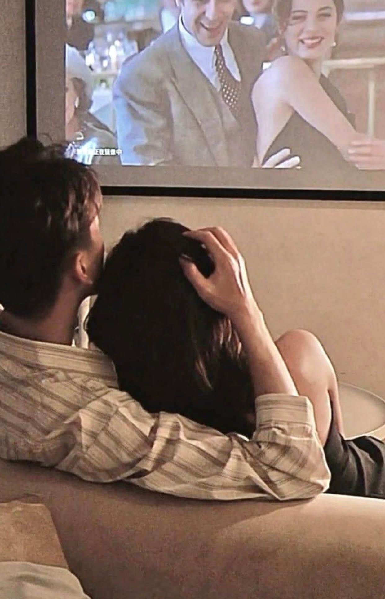 CHỒNG QUỲ GỐI CẦU HÔN THƯ KÝ