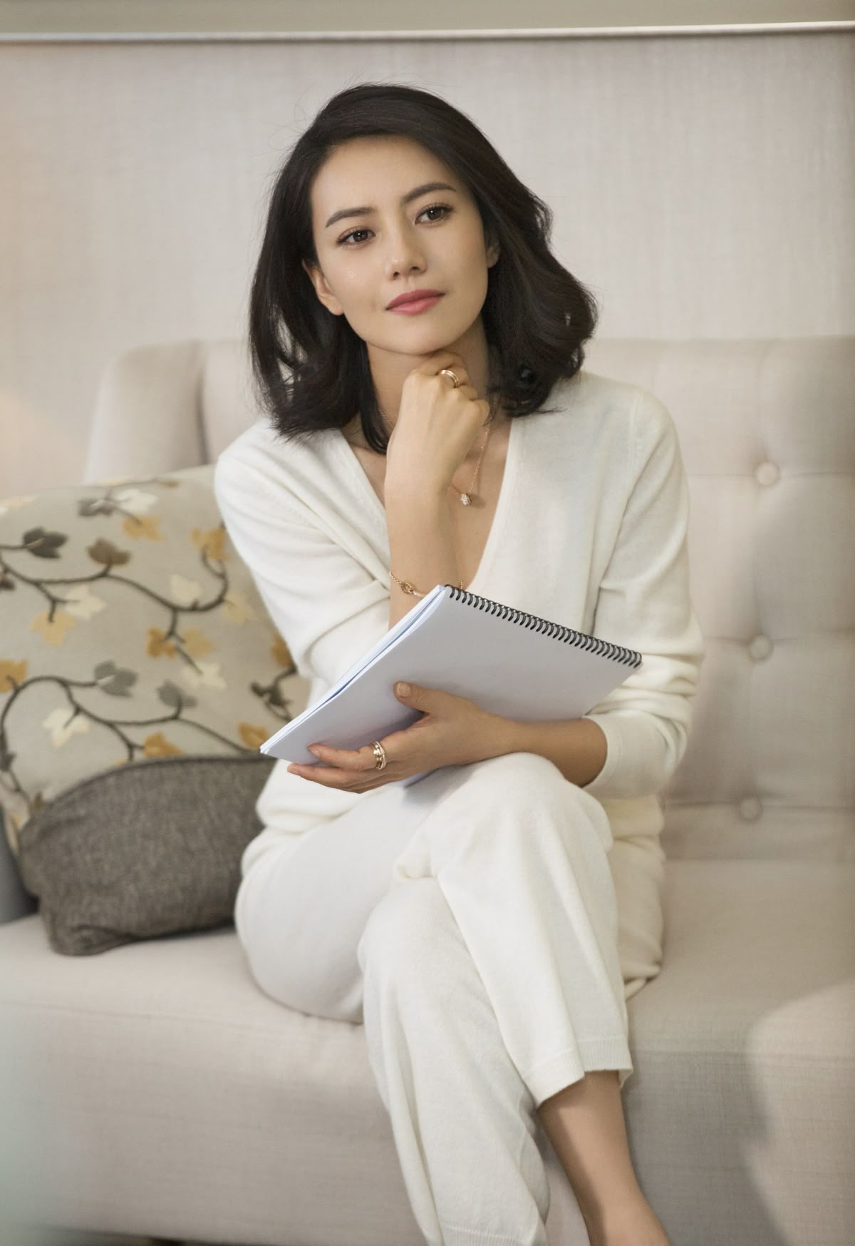 Bìa truyện Chị Em Tốt Của Vị Hôn Phu Đập Xe Tôi – Tôi Đập Luôn Hôn Ước