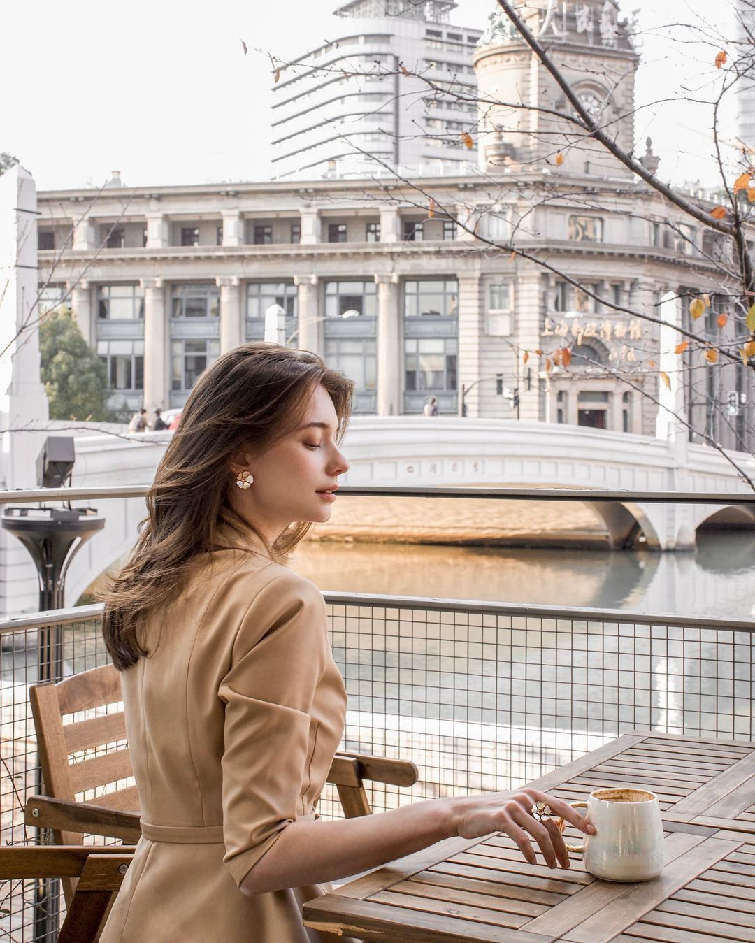 Bìa truyện Khi Vết Máu Khô, Hoa Lại Nở