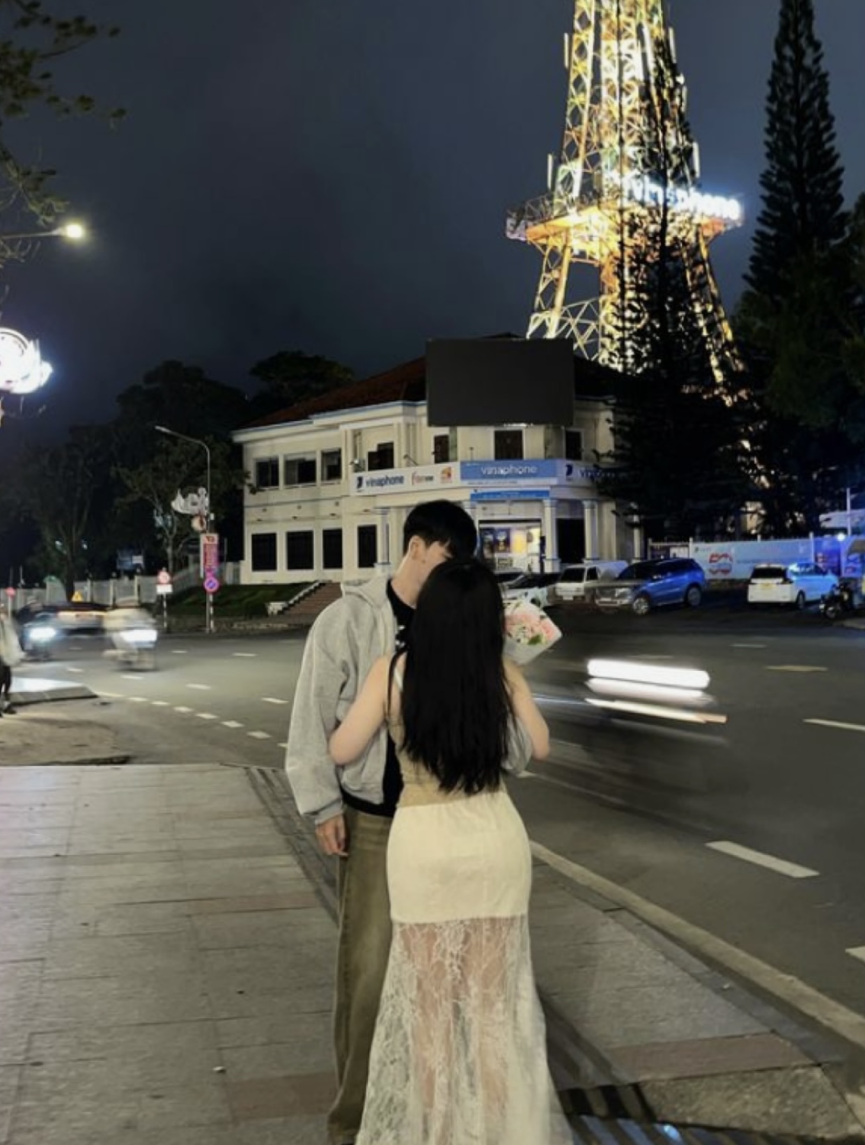 NGÀY VỀ NƯỚC, TÔI GỬI CON CHO CHỒNG CŨ