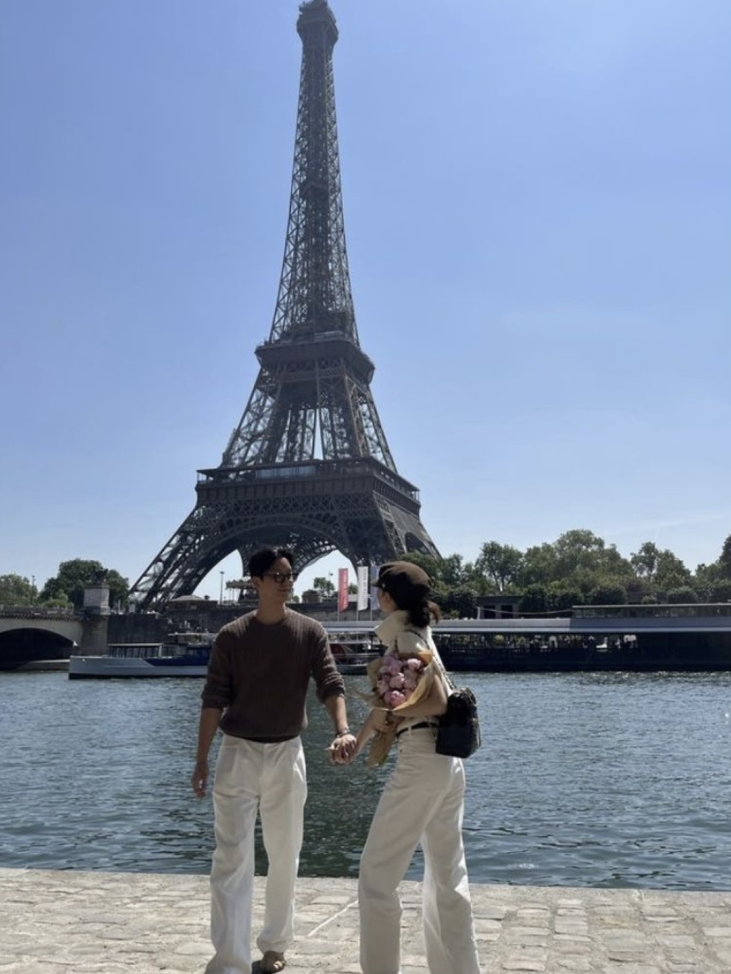 TÌNH YÊU HOÁ ĐÁ